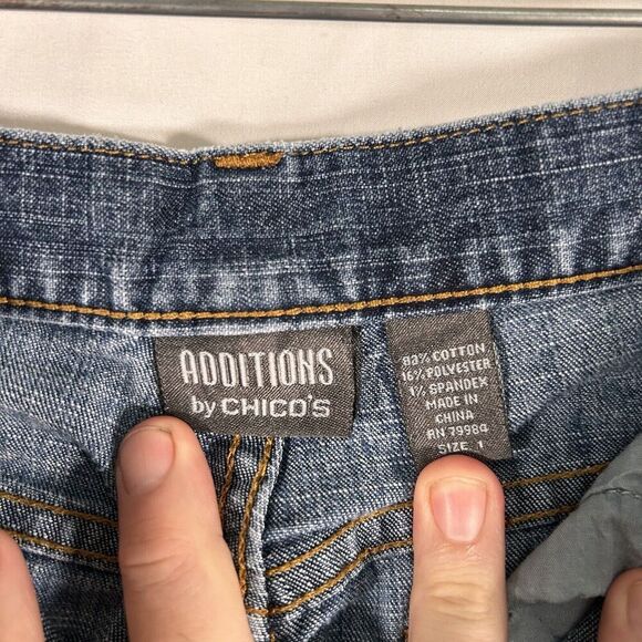 Chico's Capri's Women's 8 Medium Wash Denim Button Zip Additions Cotton Blend - Picture 6 of 9